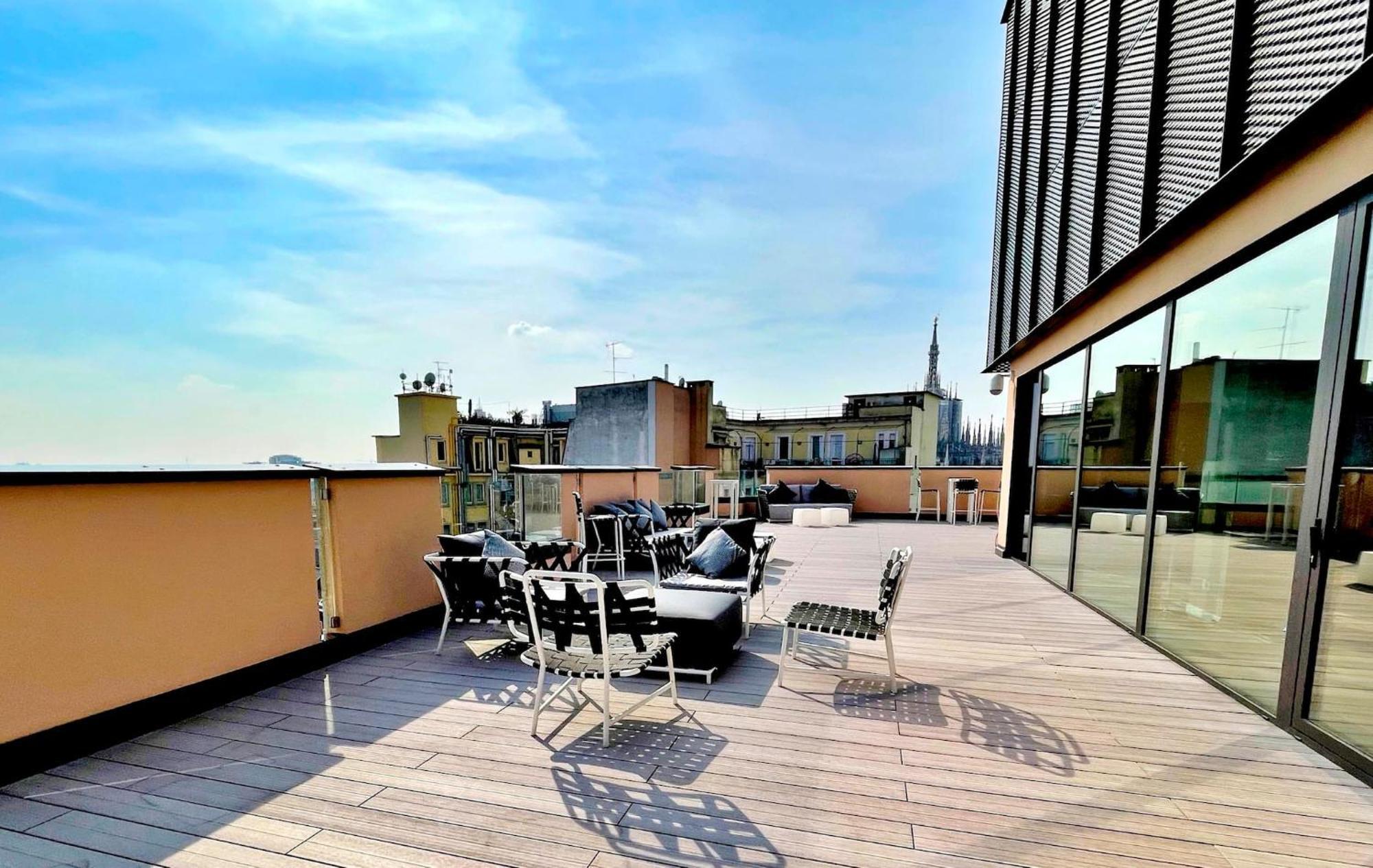 San Babila Central Tower With Panoramic Terrace Overlooking Duomo By Rentopolis Milan Bagian luar foto