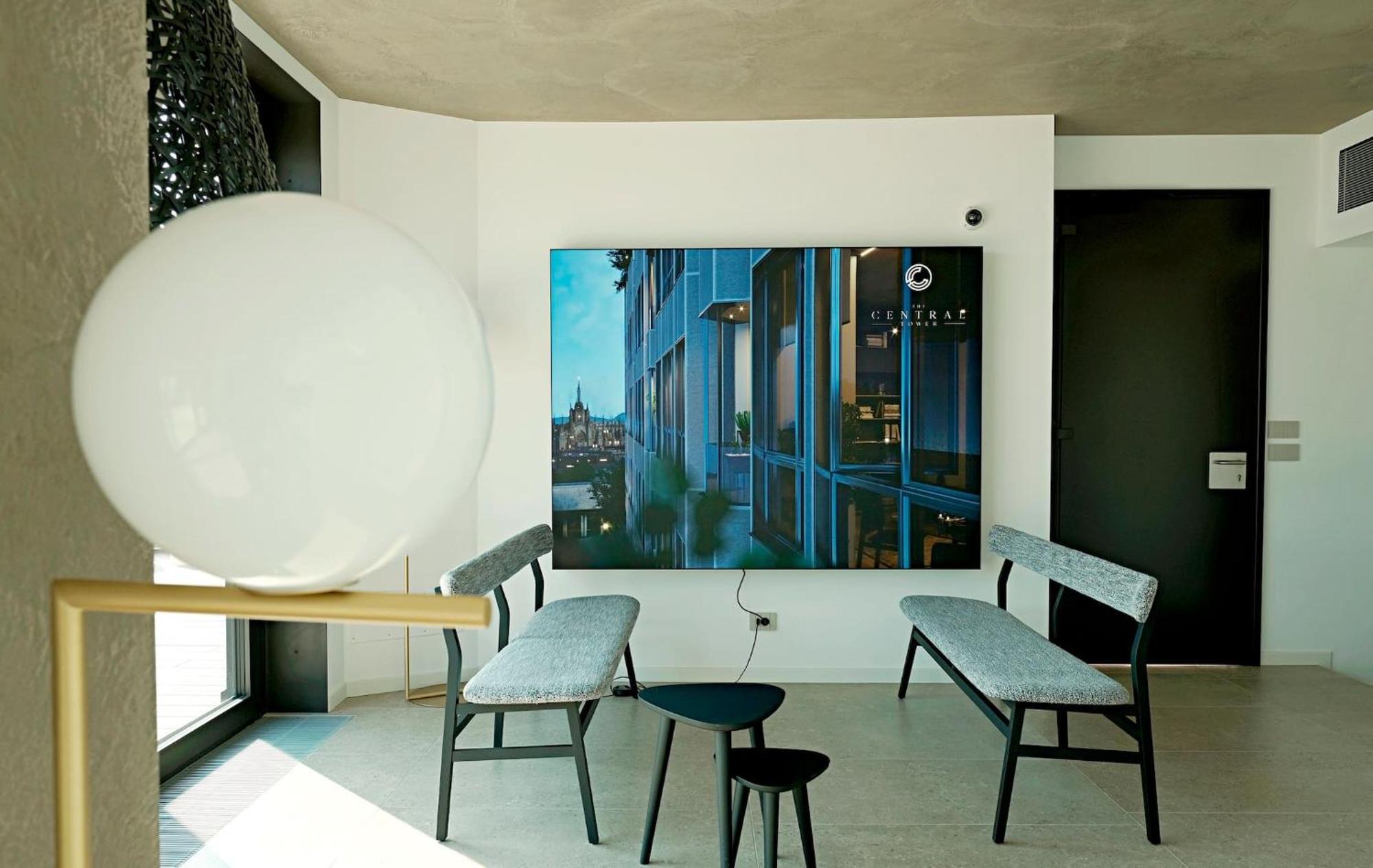 San Babila Central Tower With Panoramic Terrace Overlooking Duomo By Rentopolis Milan Bagian luar foto