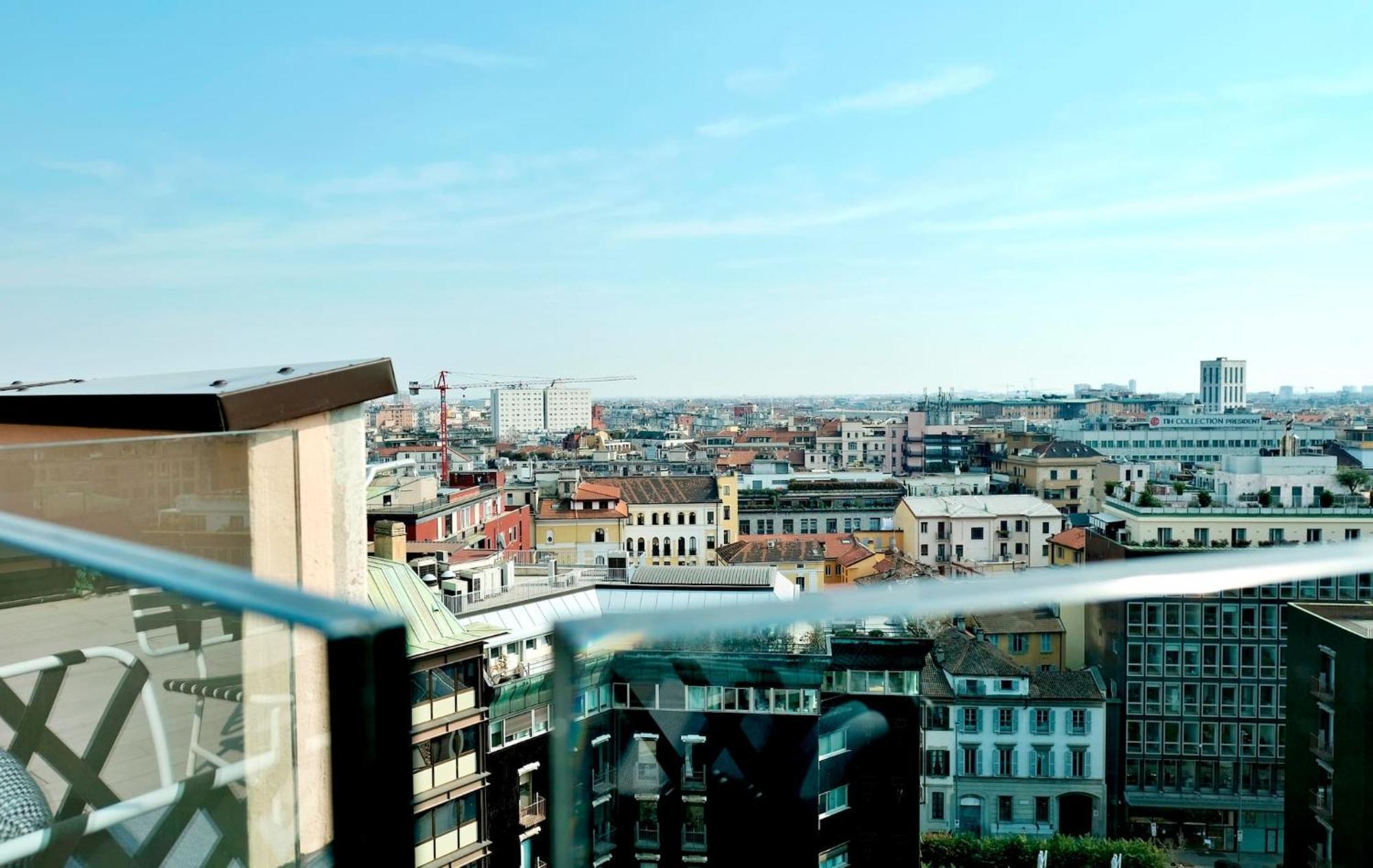 San Babila Central Tower With Panoramic Terrace Overlooking Duomo By Rentopolis Milan Bagian luar foto