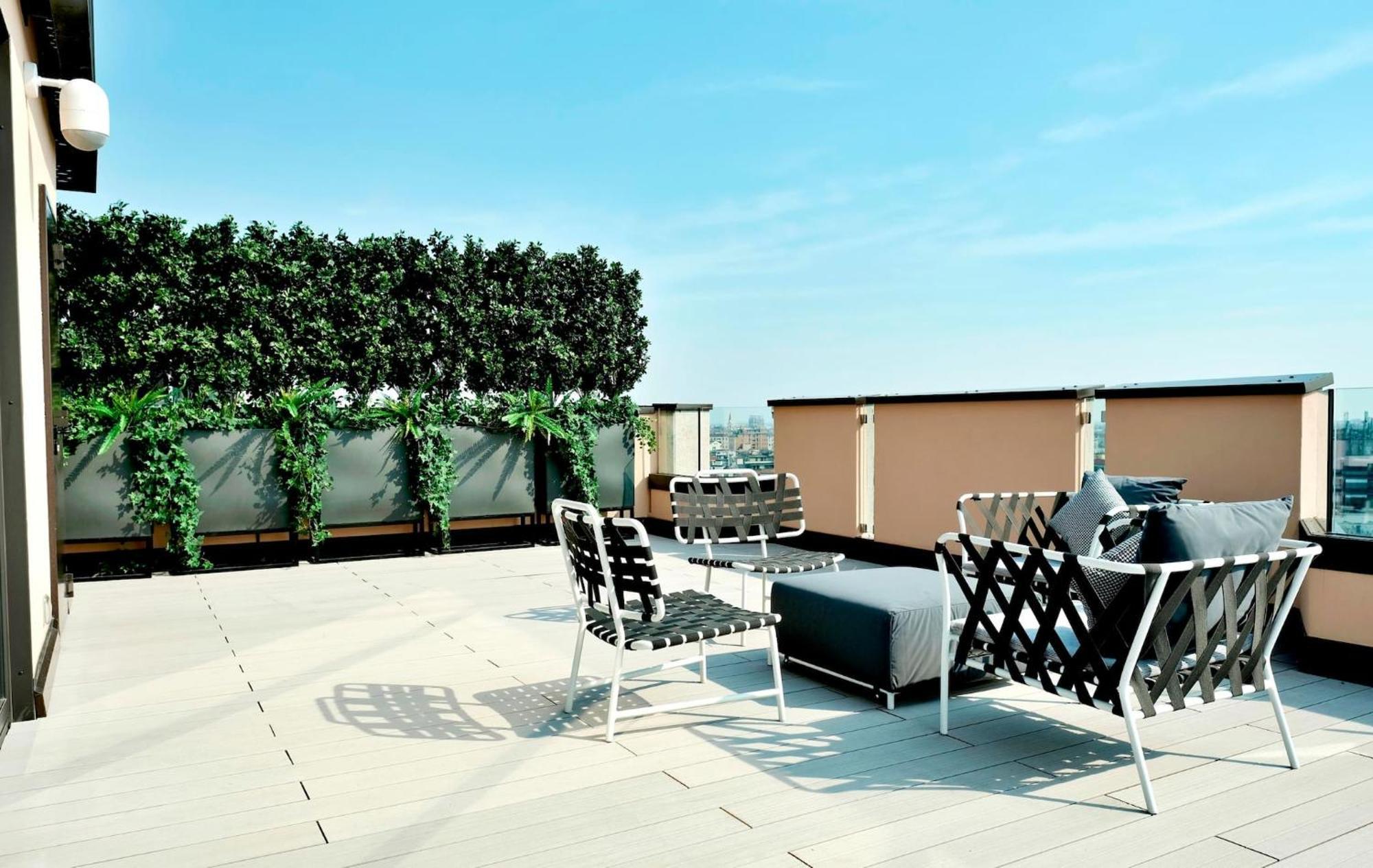 San Babila Central Tower With Panoramic Terrace Overlooking Duomo By Rentopolis Milan Bagian luar foto