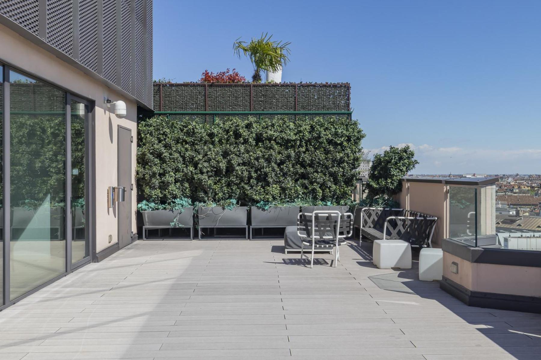 San Babila Central Tower With Panoramic Terrace Overlooking Duomo By Rentopolis Milan Bagian luar foto