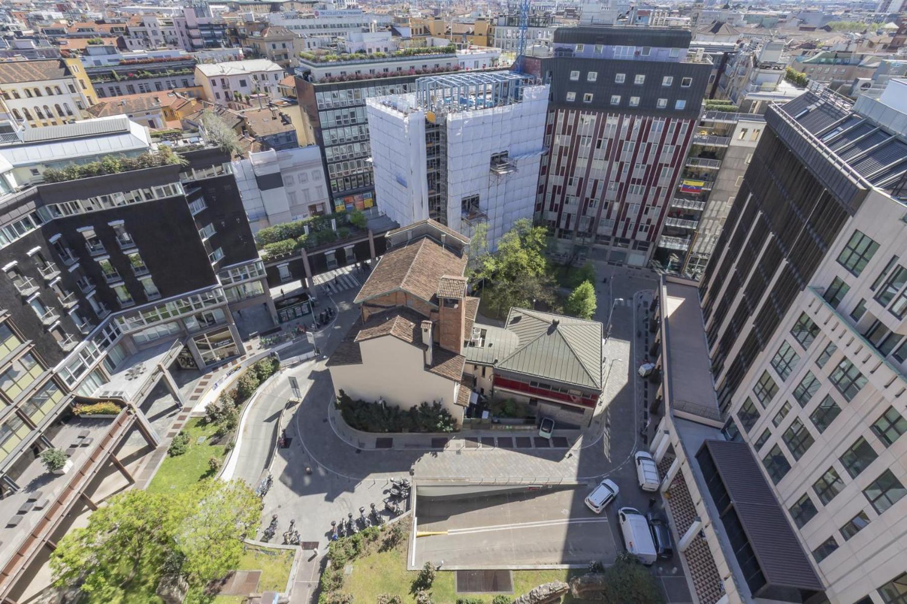 San Babila Central Tower With Panoramic Terrace Overlooking Duomo By Rentopolis Milan Bagian luar foto