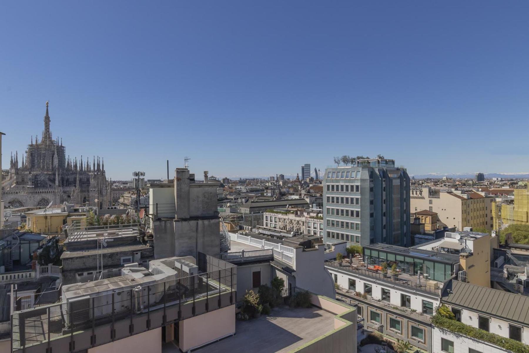 San Babila Central Tower With Panoramic Terrace Overlooking Duomo By Rentopolis Milan Bagian luar foto