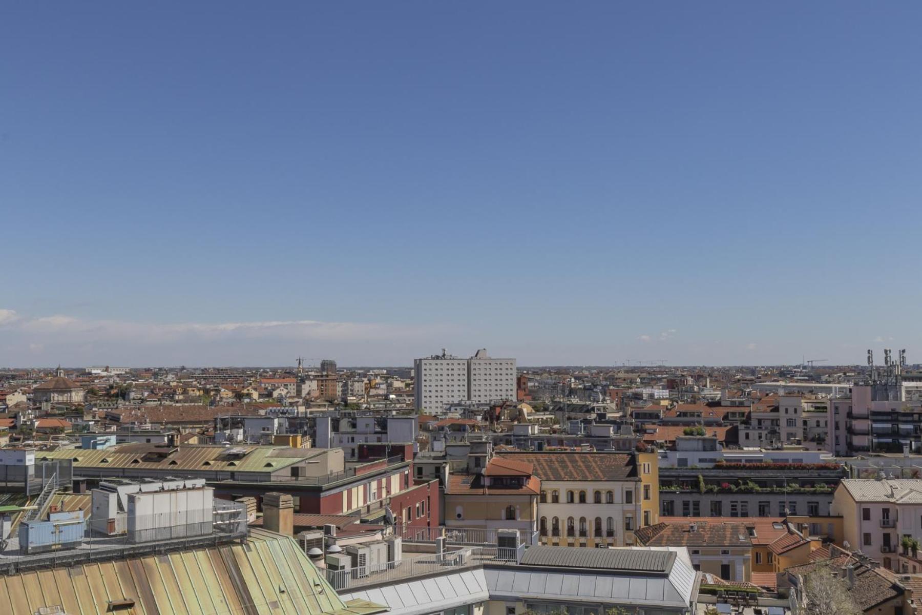 San Babila Central Tower With Panoramic Terrace Overlooking Duomo By Rentopolis Milan Bagian luar foto