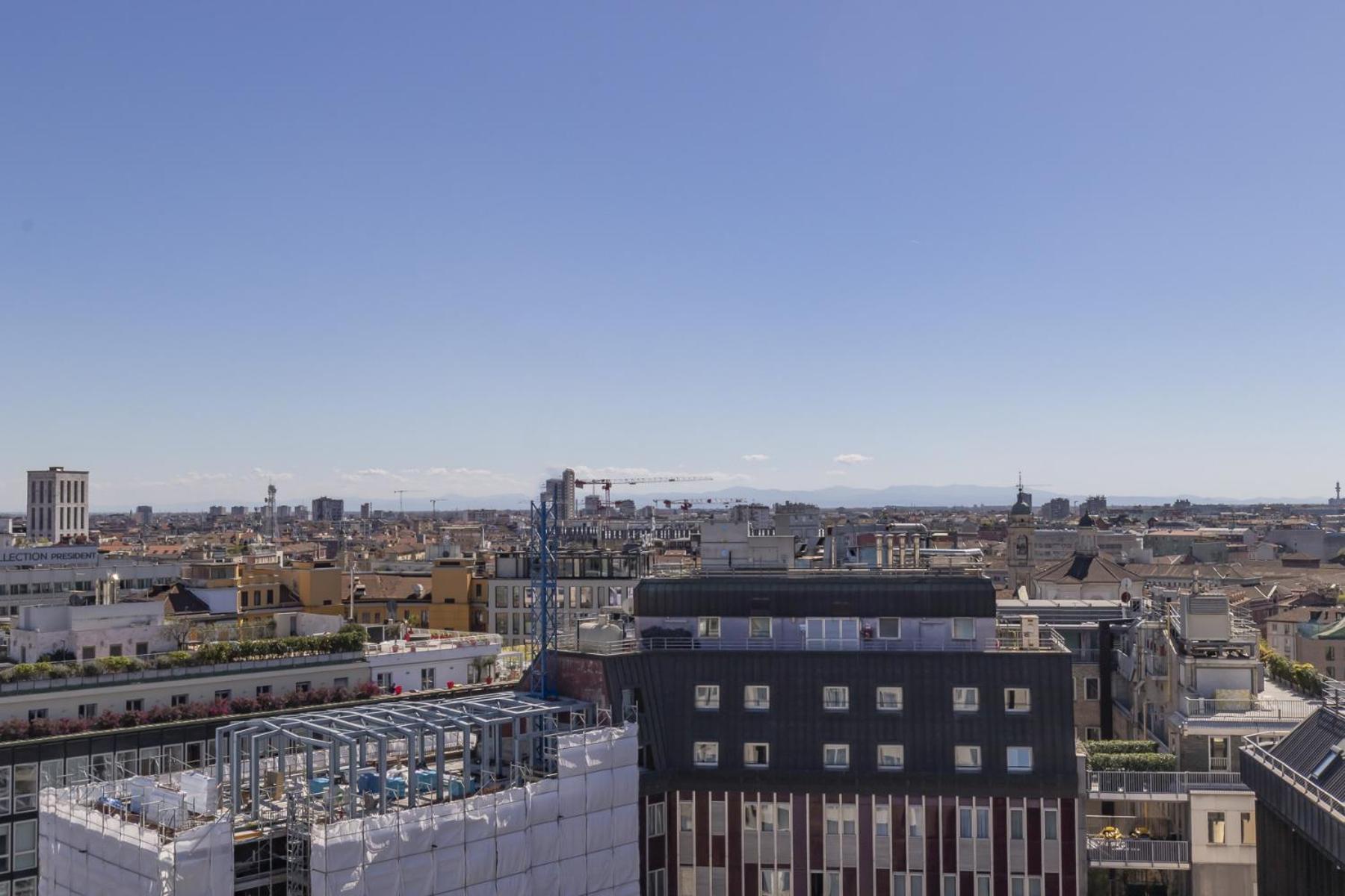 San Babila Central Tower With Panoramic Terrace Overlooking Duomo By Rentopolis Milan Bagian luar foto