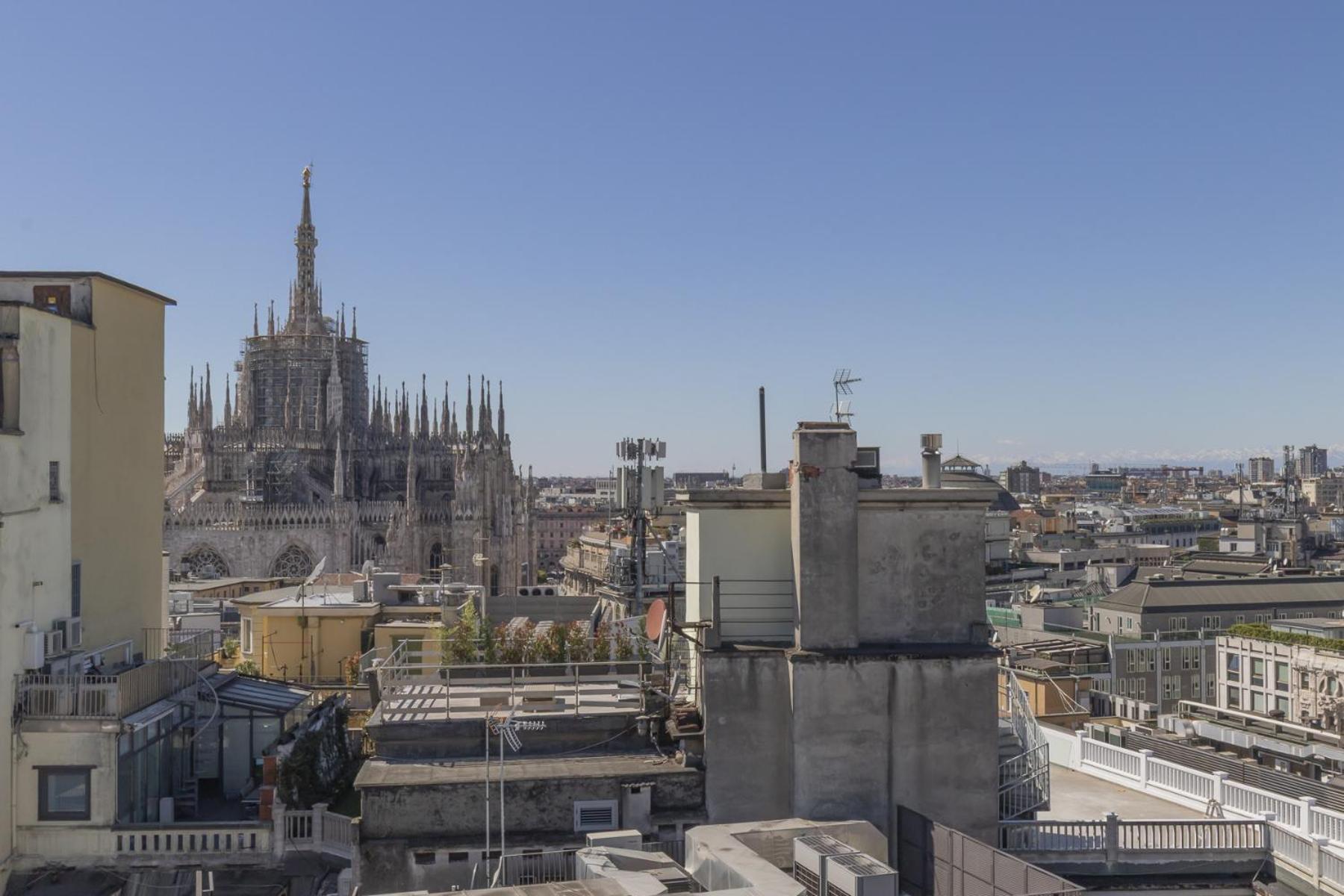 San Babila Central Tower With Panoramic Terrace Overlooking Duomo By Rentopolis Milan Bagian luar foto
