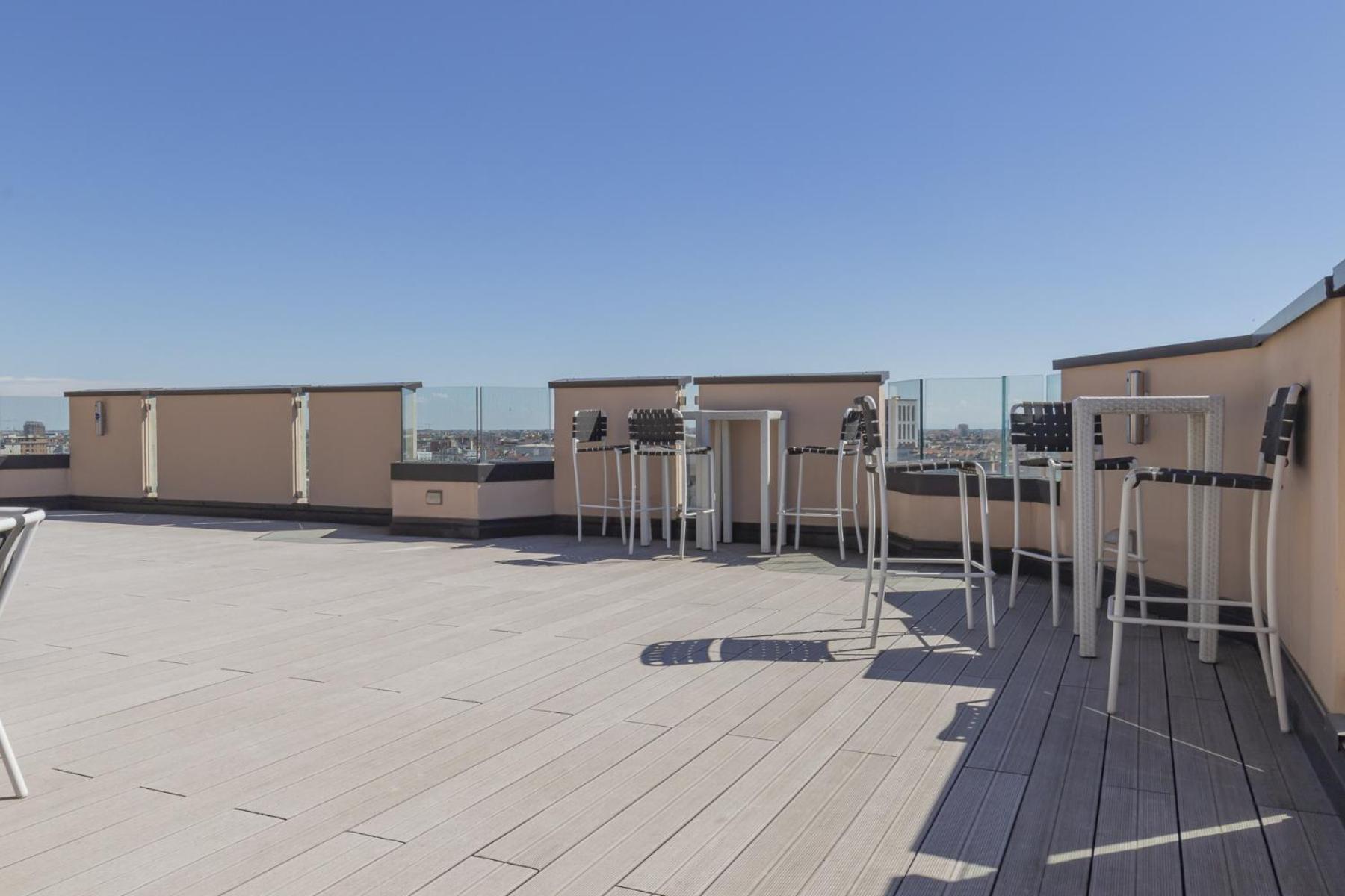 San Babila Central Tower With Panoramic Terrace Overlooking Duomo By Rentopolis Milan Bagian luar foto