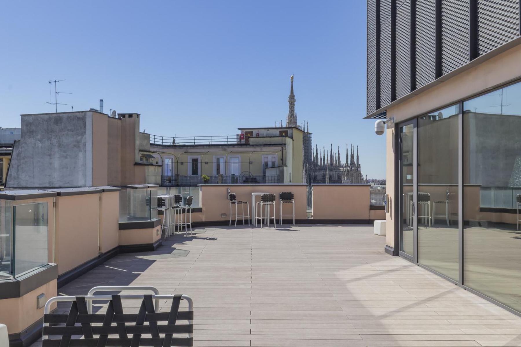 San Babila Central Tower With Panoramic Terrace Overlooking Duomo By Rentopolis Milan Bagian luar foto