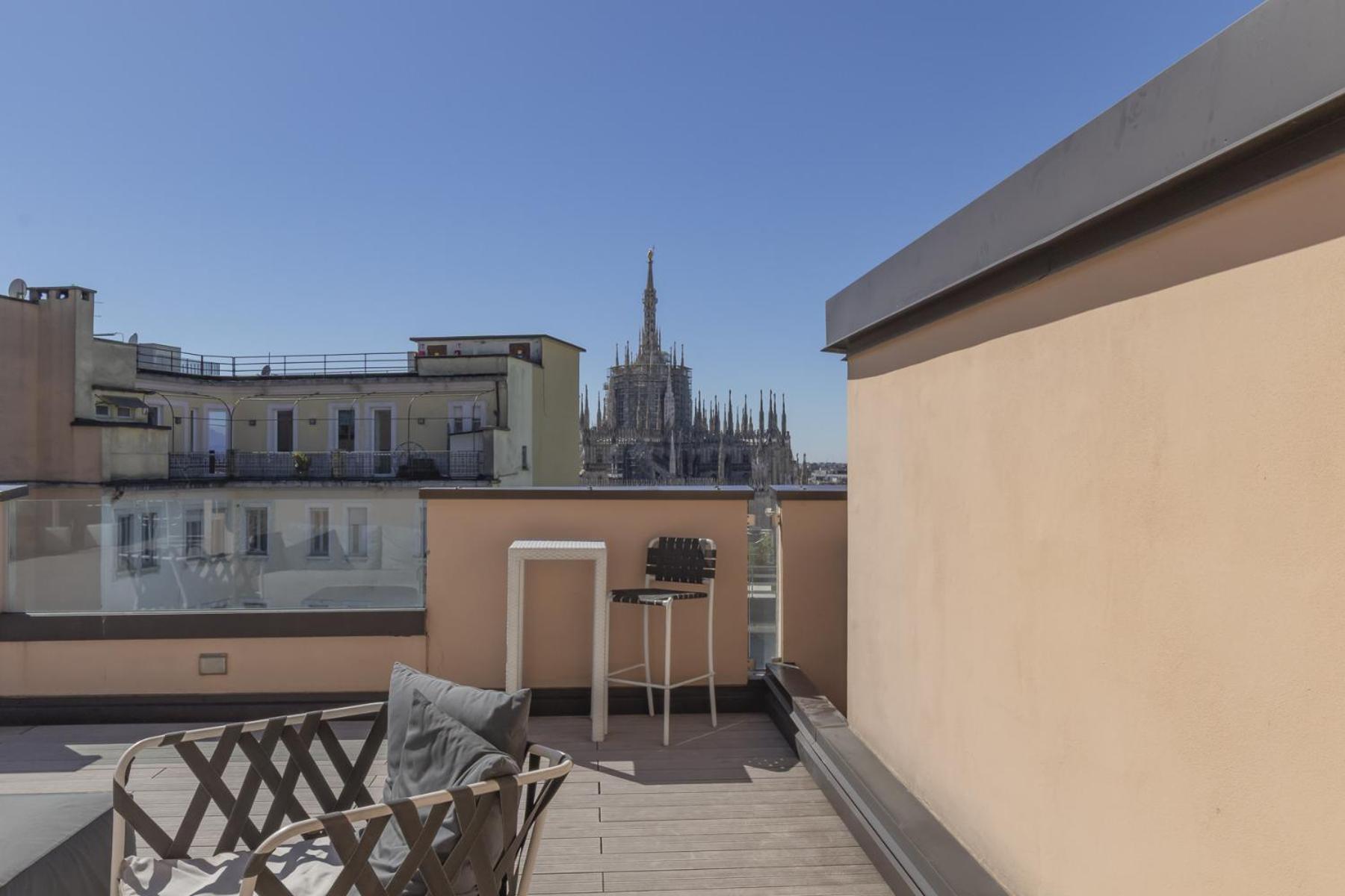 San Babila Central Tower With Panoramic Terrace Overlooking Duomo By Rentopolis Milan Bagian luar foto