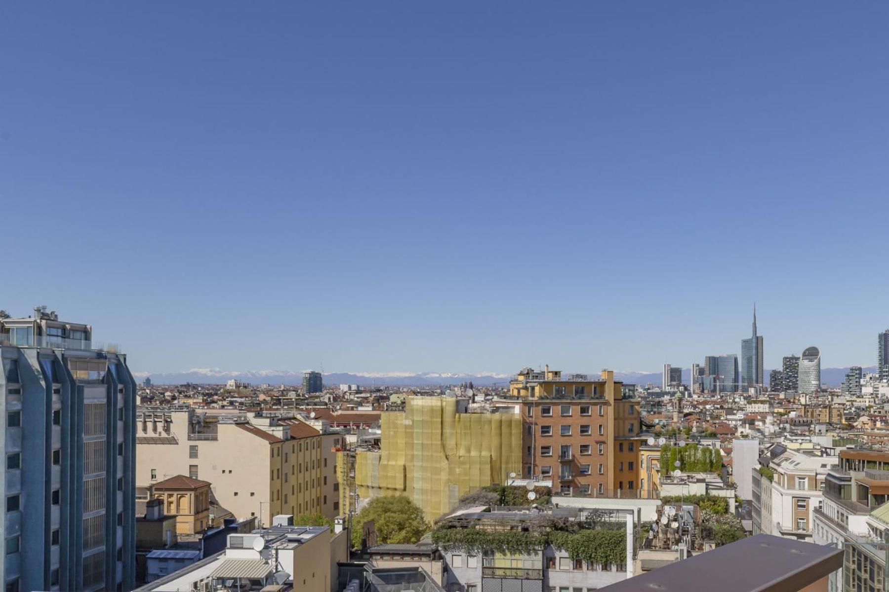 San Babila Central Tower With Panoramic Terrace Overlooking Duomo By Rentopolis Milan Bagian luar foto